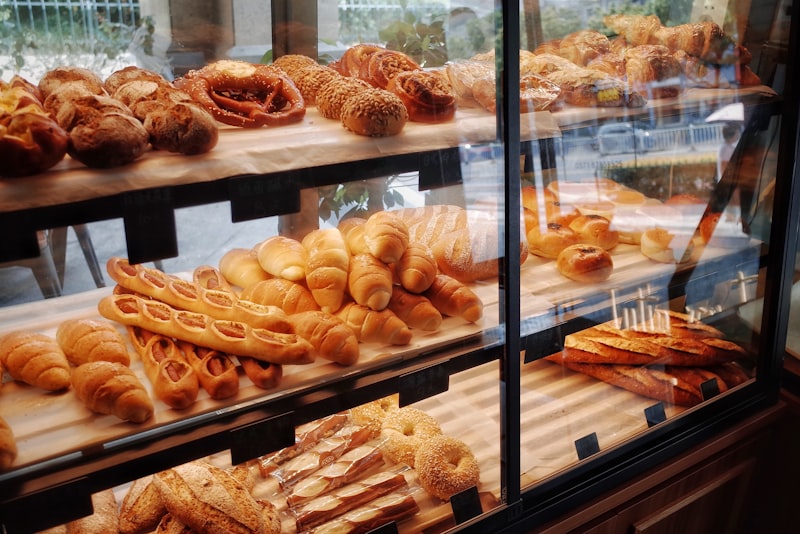 Vitrina de panadería con variedad